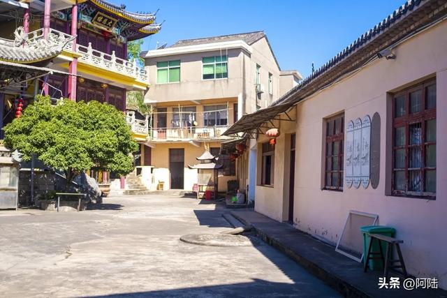 被一个沙石场和六个码头包围的法济禅寺，竟然内含关帝庙和小普陀