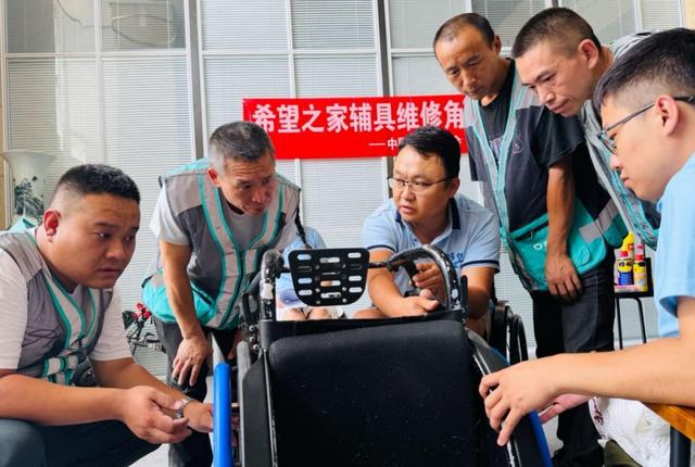 易拉罐巧变“修轮神器” 滴滴青桔师傅解锁跨界新技能