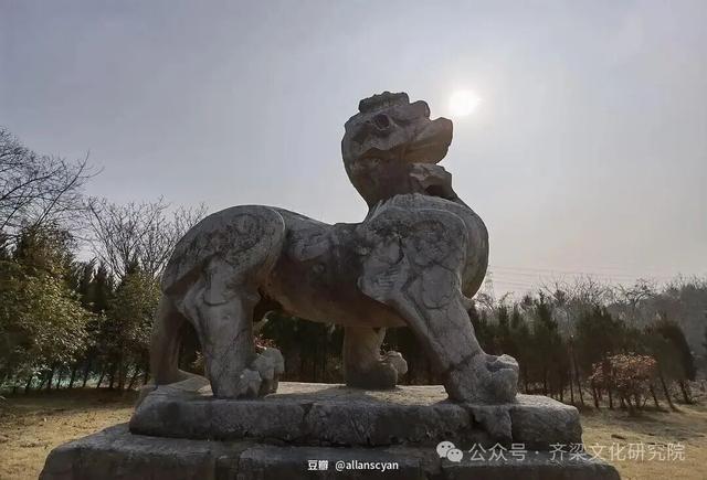 南京南朝石刻，包括镇墓神兽、神道石柱、神道碑等几种