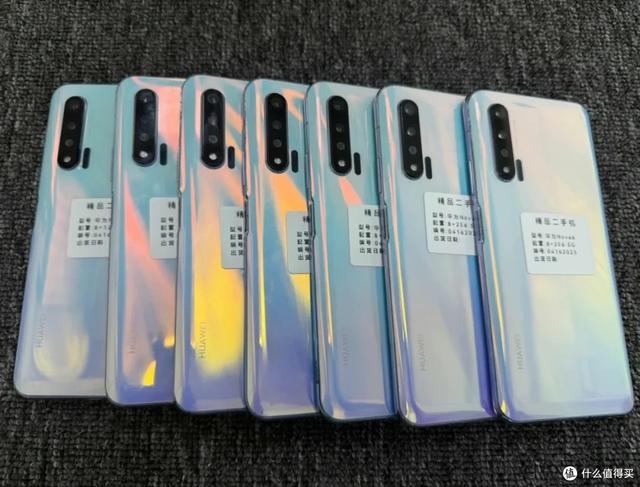 无敌LCD备用机！前置双摄DXO 100 分！麒麟 990 + 鸿蒙！200 多