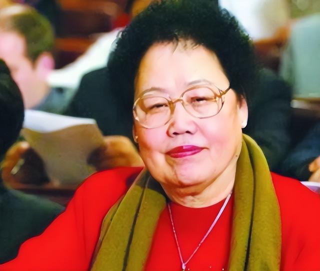 迟重瑞也没想到，被嫌年纪大的妻子陈丽华，如今给他这么大的回报
