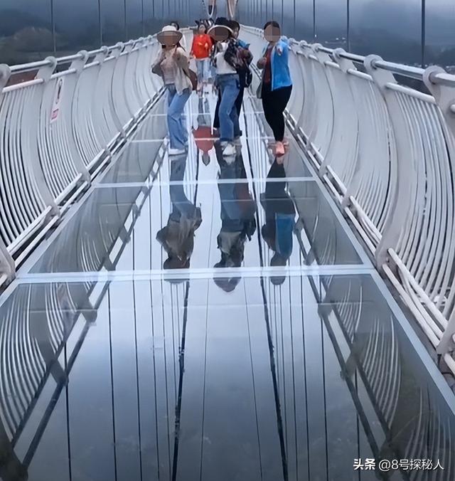 惊险！男童踩空玻璃栈道，身体悬挂空中，路人营救被骂，景区回应