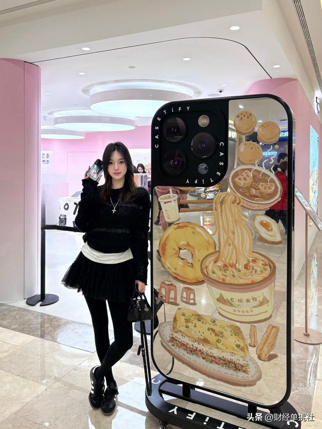 手机壳狂卖36亿背后，藏着一套经济下行中的财富密码