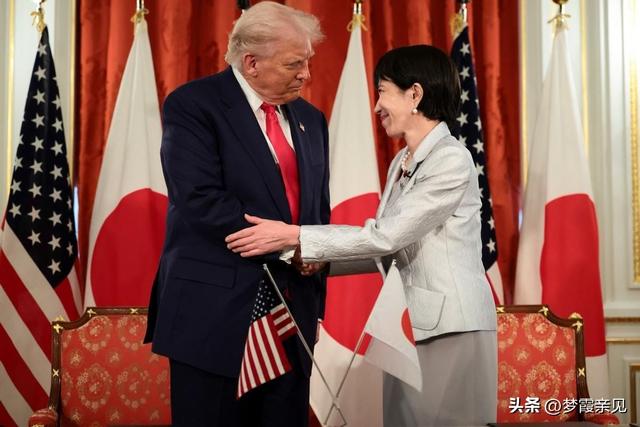 台前高市表演女一号，台后特朗普大导特导，美日双簧戏码越演越疯