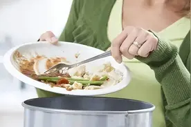 吃剩饭剩菜也会致癌？剩菜剩饭到底还能不能吃？来听听医生怎么说图片