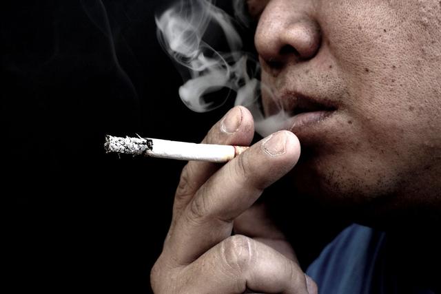 发现了没有，每天抽烟的男人，明显要比不抽烟的男人，气色都要差