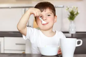 3种孩子常吃的食物，会让娃少长10厘米！很多家庭的餐桌上都有图片