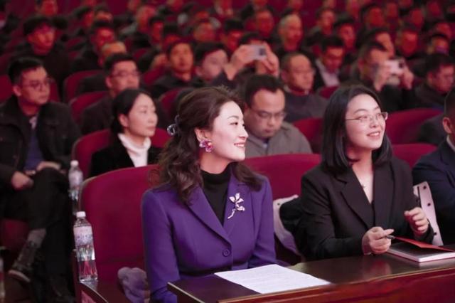 原来宗馥莉早就留好后手，官方的两个字暗藏深意，长江后浪推前浪