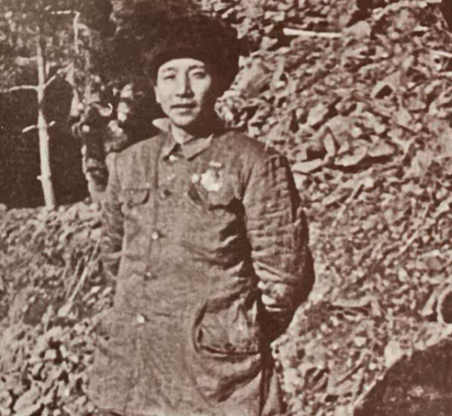 秦基伟被马家军俘虏后隐瞒身份，叛徒却大喊：他是团长，不是伙夫