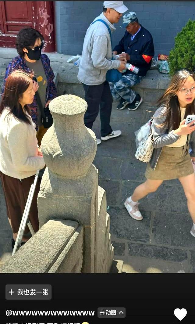 谢浩男爸爸泰山还愿震天吼！谢妈穿长裙现身南京	，大女儿走路如风