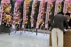 别样婚礼！韩国新人婚宴摆花圈，自助餐食让人大开眼界！图片