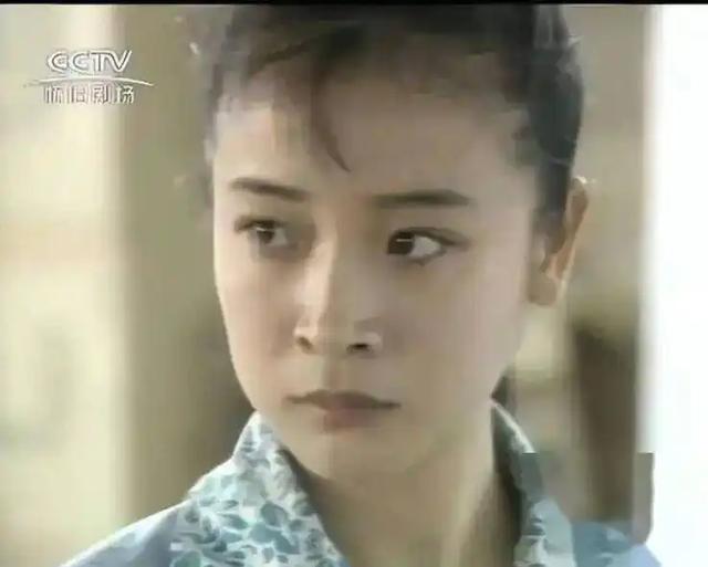 她是国家一级女演员，多次给丈夫戴绿帽，重病丈夫坐轮椅也不离婚