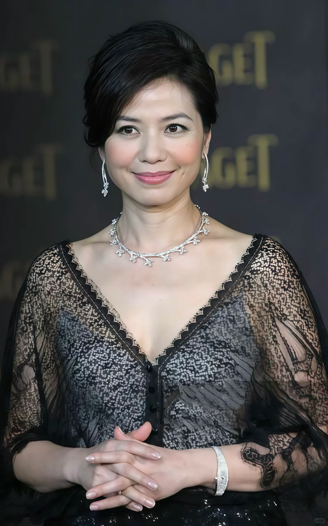 刘德华理想中的老婆，守寡17岁无子女，如今65岁气质温婉风情万种