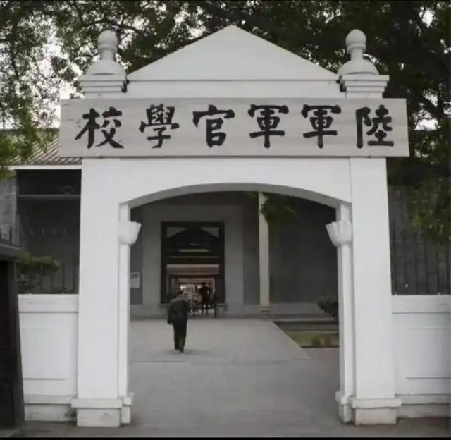 他曾与毛主席同住一屋，一生花天酒地，建国后却成了开国功臣