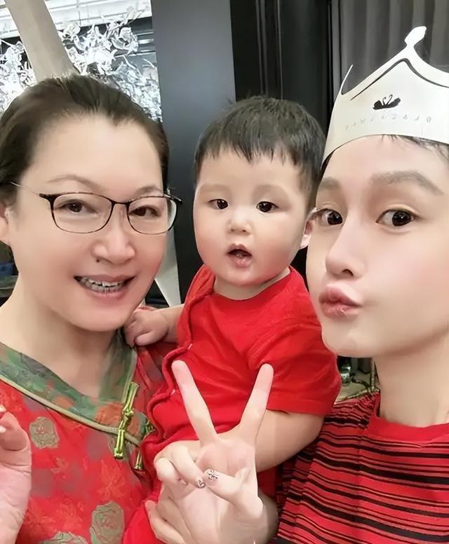 钱再多有用吗？68岁赵本山近况曝光，三人打伞伺候，女儿是心头病