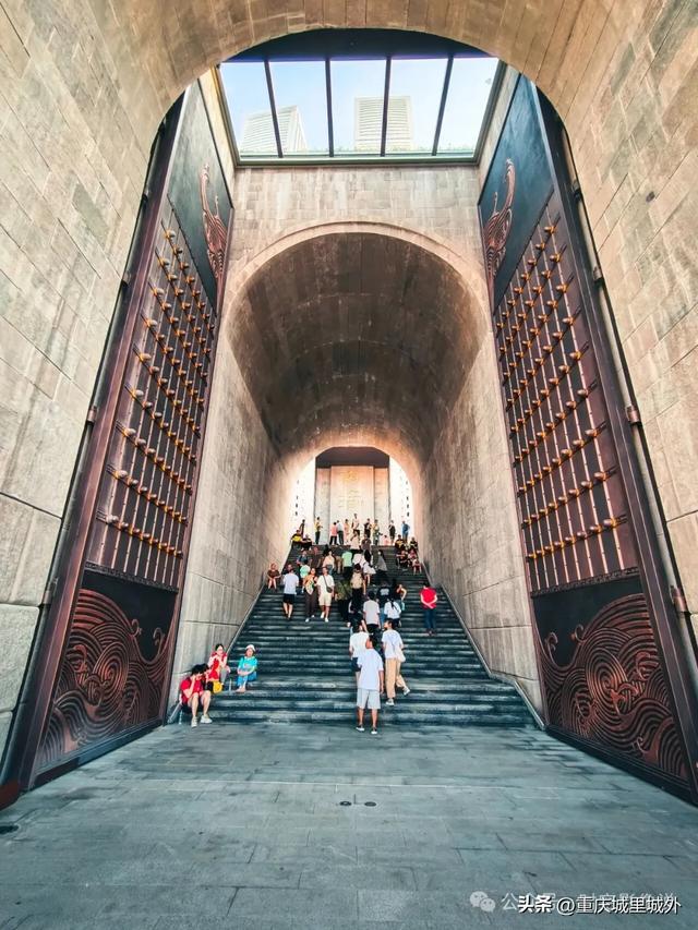 一组“进一步开放了”的重庆朝天门广场美图,“亲水”就不要想了