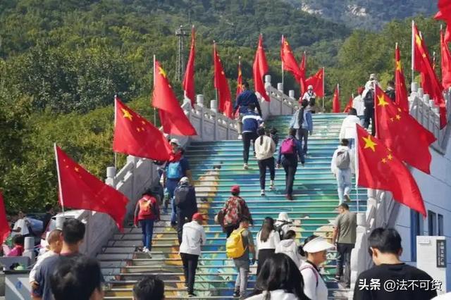 人山人海只看不买，年轻人报复性白嫖，景区赚不到钱了？
