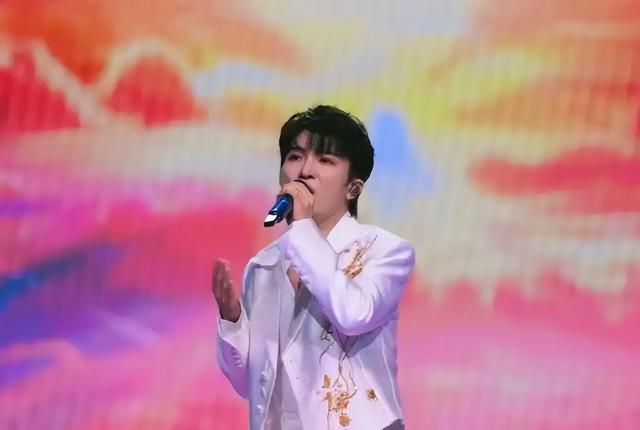 2025年大湾区晚会简直就是一张照妖镜，塑料歌手齐上阵，太搞笑了