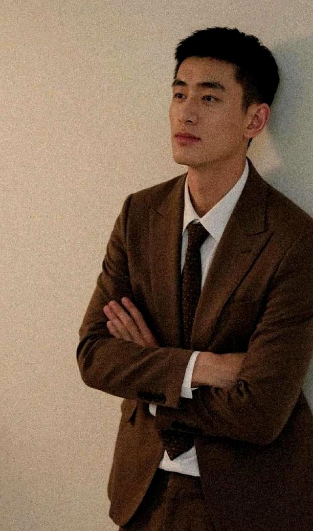 耐看型帅哥，这气质简直绝绝子，一看就是个好男人。