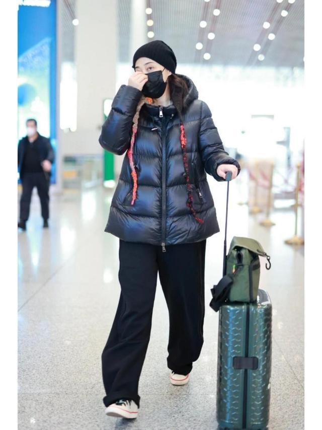 看了梅婷的穿搭，我悟了：羽绒服不配半身裙、高跟鞋，更高级惊艳