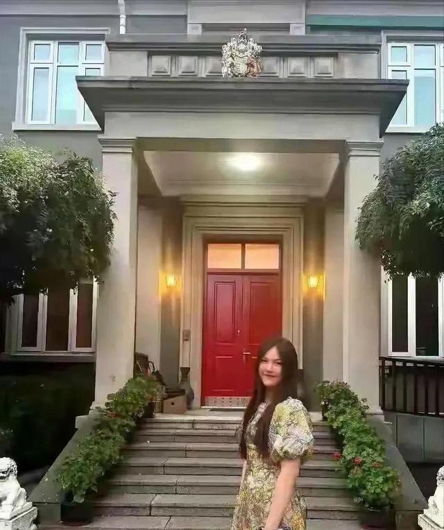 李湘在平台晒自家北京小院	，大到让网友以为是景区，真的太有钱了