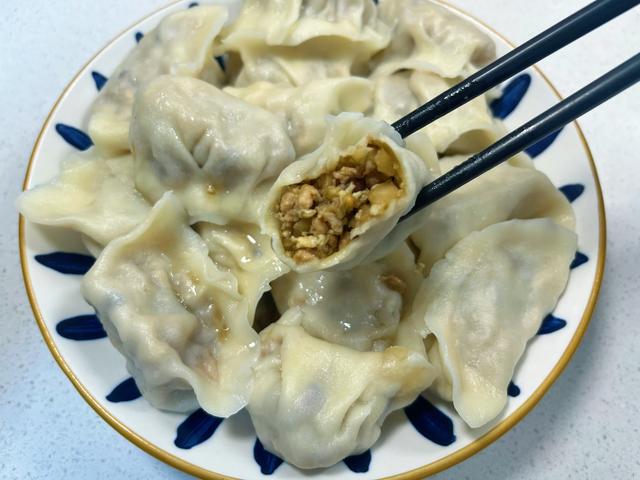 茄子包饺子，实在太好吃了！教你调馅方法，鲜嫩多汁，营养又解馋