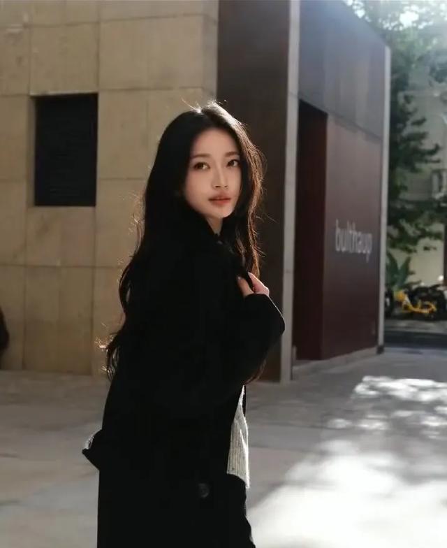 上海校花，172cm身段45kg，美得太犯规，让人移不开眼