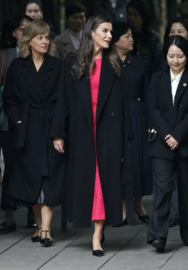 被西班牙王后惊艳了！4天6套Look	，从成都美到北京