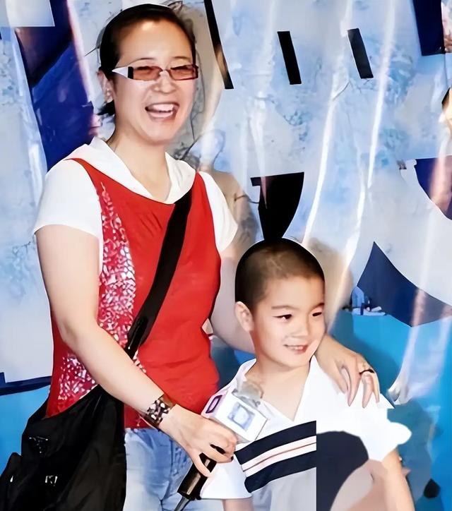 她是国家一级女演员，多次给丈夫戴绿帽，重病丈夫坐轮椅也不离婚