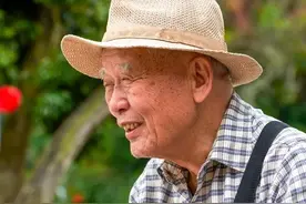 他72岁，儿子想借600000买房，他把2000000房给孙子，住进养老院图片