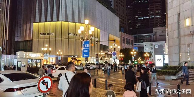重庆夜晚太震撼，刚出地铁站，解放碑热闹景象扑面而来