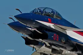 歼10战机飞赴北非，运油20带队，编队飞越金字塔，解放军亮出实力图片