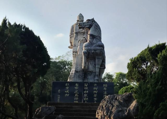 这座长江南岸的佛光之城，藏着安徽最能打的山水