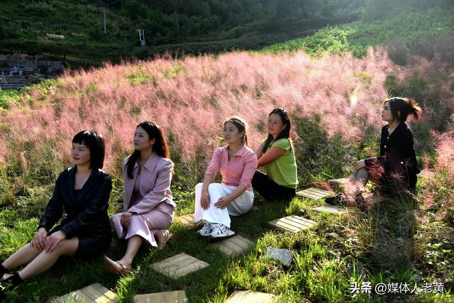 六盘水明湖花海盛开引游客赴一场秋日游约会