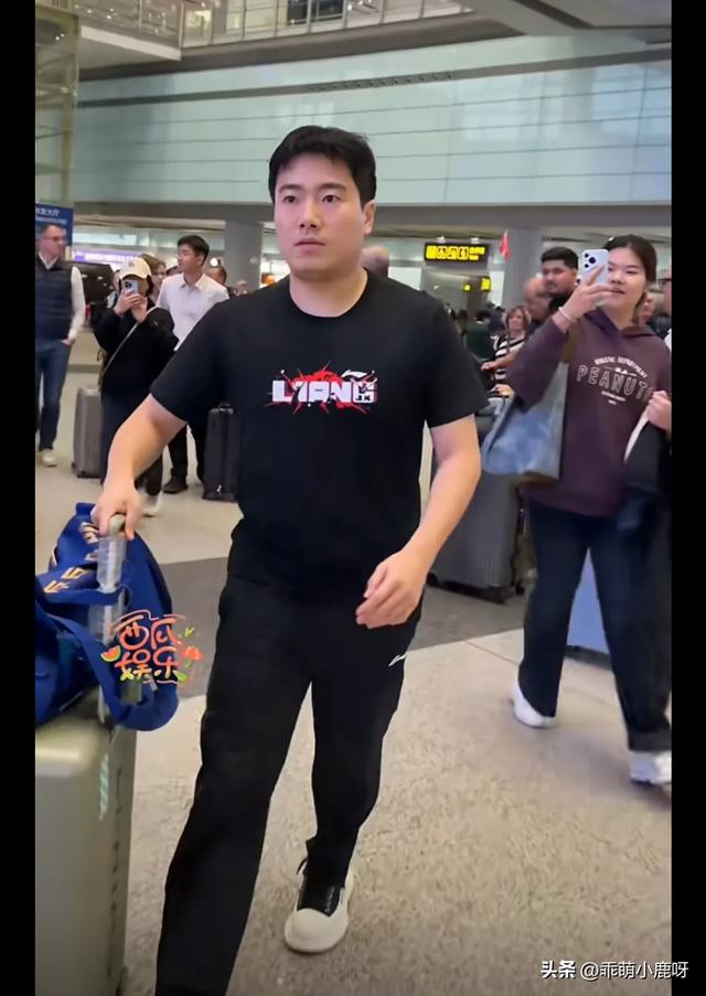 梁靖崑岳父机场接机！父母亲很年轻，大胖跟妈妈很像！