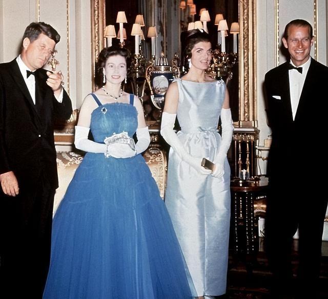 1961年杰奎琳评价大她3岁的英女王：一个如此平庸乏味的中年妇女