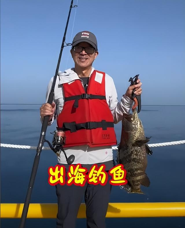 62岁俞敏洪晒别墅生活，在小院爬梯摘槐花，用矿泉水瓶装油接地气