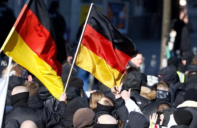 俄罗斯上演复仇式轰炸！泽连斯基点名见普京	，轮到美英法德着急了