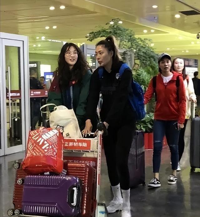 女排名将：远嫁美国，开豪车、住豪宅，53岁老公身材依然健硕