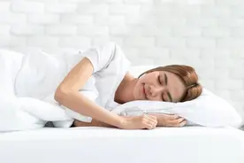 早点睡觉是错误的？过了70岁，几点入睡最有利健康？来答案了图片