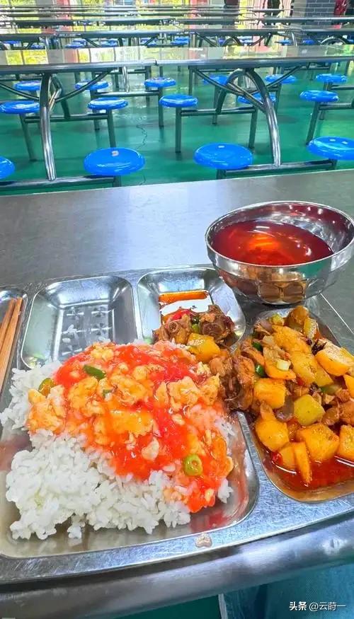 北京下了死命令：2027年底前，所有中小学必须告别“校外配餐”