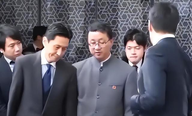 高市还没道歉，日本要求中国解释双手插兜	，中方回应