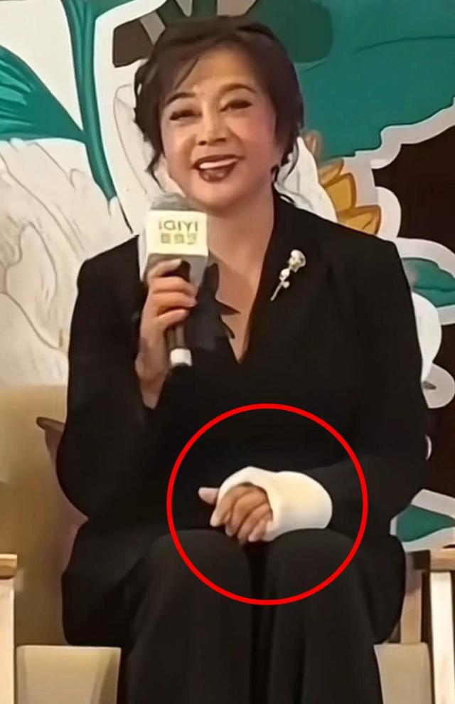 钱再多有什么用？75岁刘晓庆近况曝光，上节目意外摔倒、反应迟缓