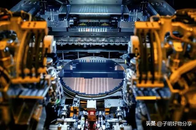 中国芯突破！纳米压印光刻机成功交付，国产芯片超车直击西方要害