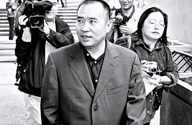 赖昌星前妻曾明娜现状：独居3000平老宅，种花做饭，活成人生赢家