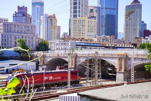 坐上201路老式有轨电车，慢游大连旧时光