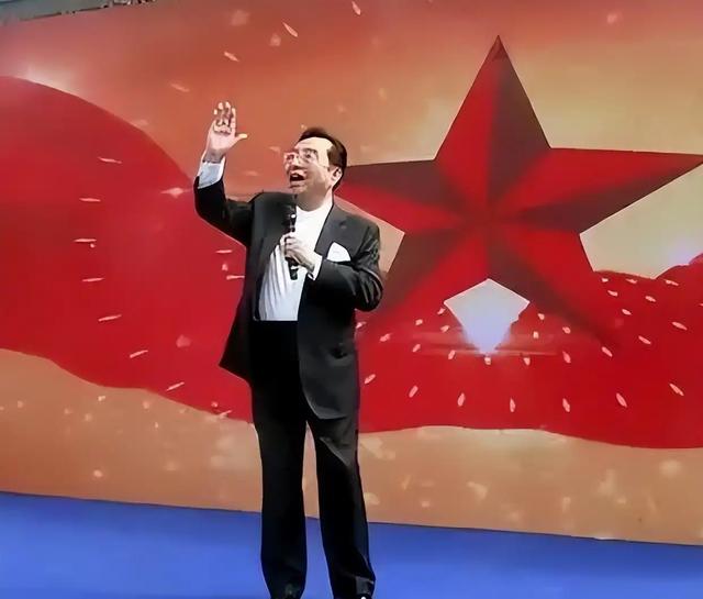 一月5万还不够花？86岁李双江仍在县城接商演，一旁轮椅惹人心疼