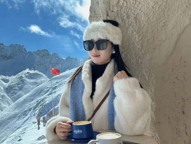 达古冰川 “季节盲盒” | 山顶雪堆成画，山下彩林留余韵