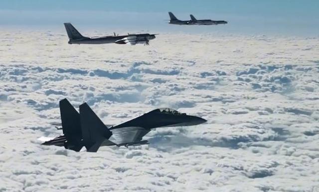 中俄战机抵近东京700公里: 2025东海博弈，从来不是中日双边较量