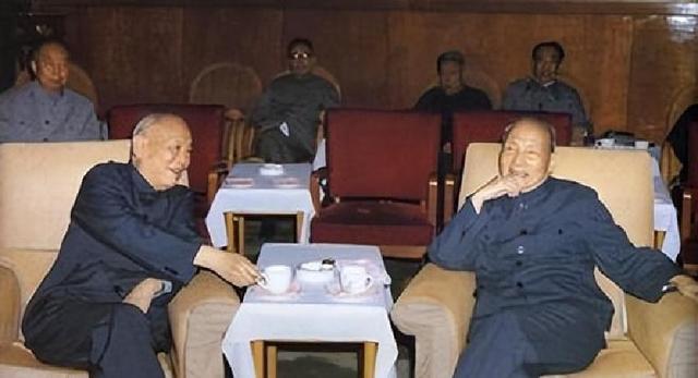 李先念为毛主席守灵时，假借散心离开大会堂，私下和一人秘密见面